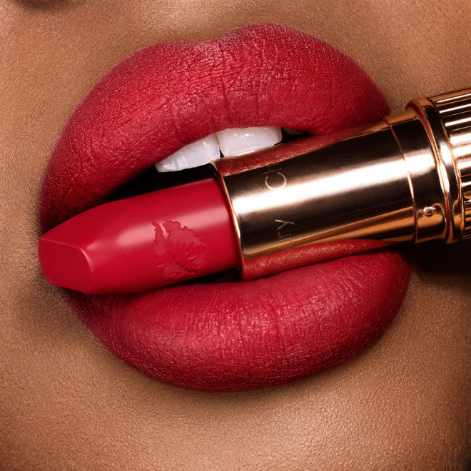 Hot Lips Lipstick (Labial en Barra Mate)