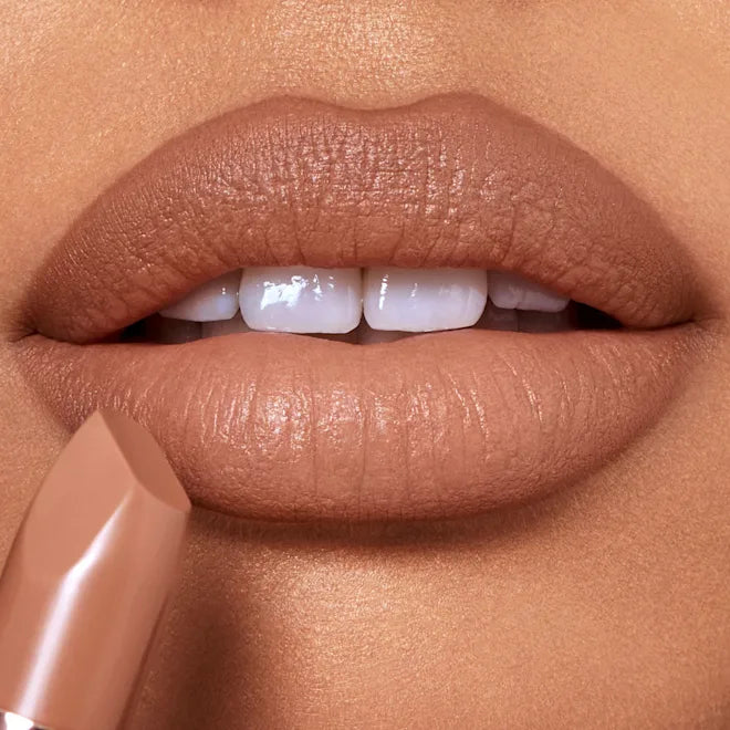 Matte Revolution Hydrating Lipstick (Labial en Barra Mate)