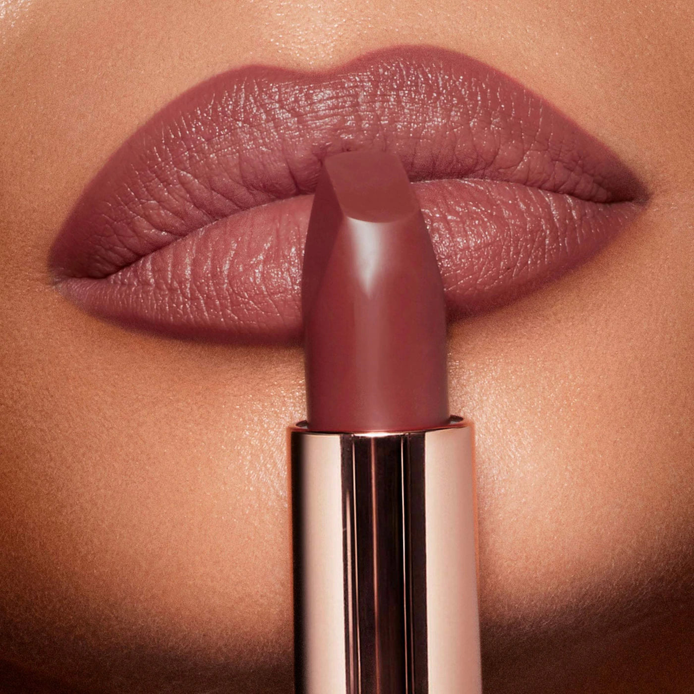 Matte Revolution Hydrating Lipstick (Labial en Barra Mate)