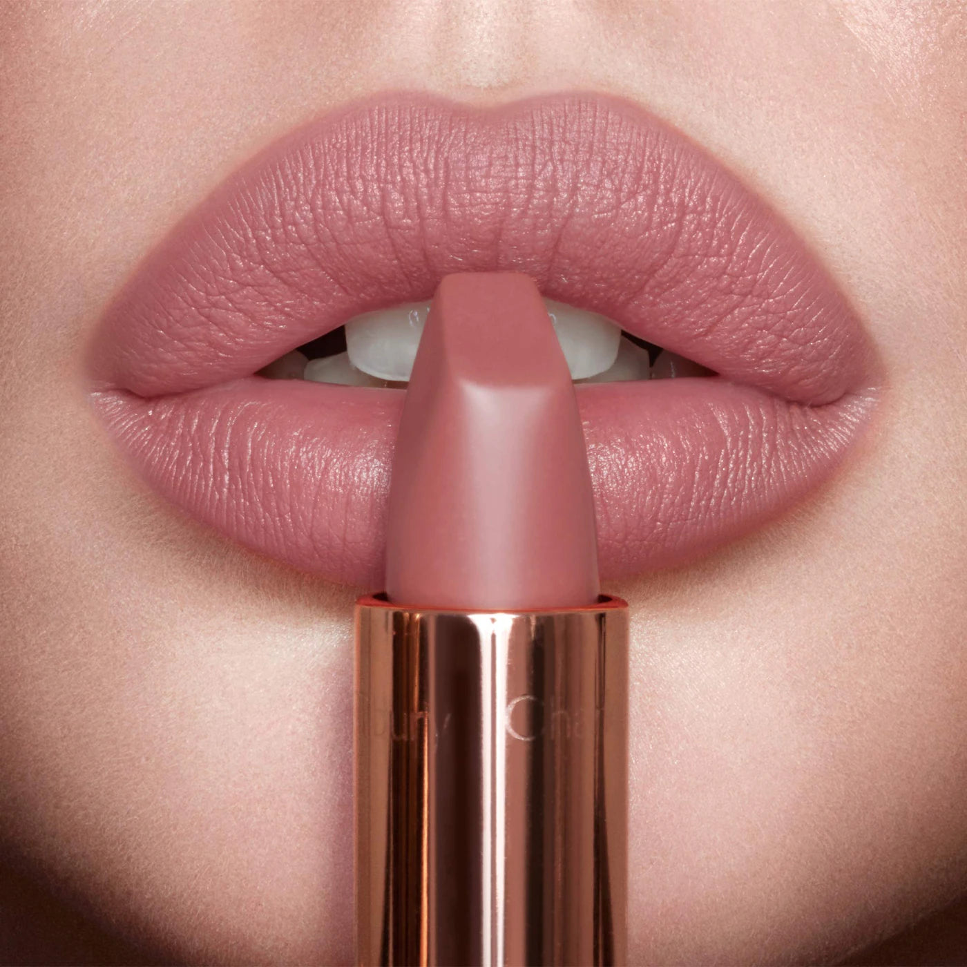 Matte Revolution Hydrating Lipstick (Labial en Barra Mate)