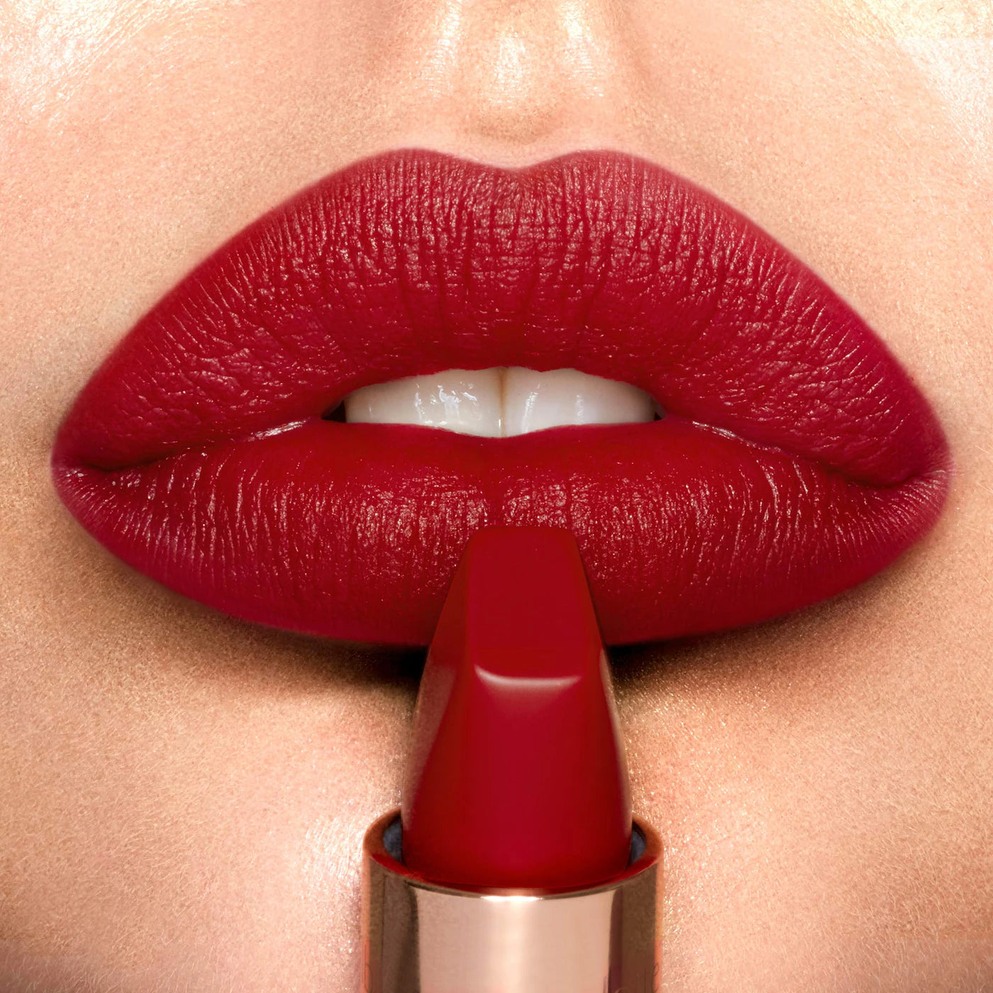 Matte Revolution Hydrating Lipstick (Labial en Barra Mate)