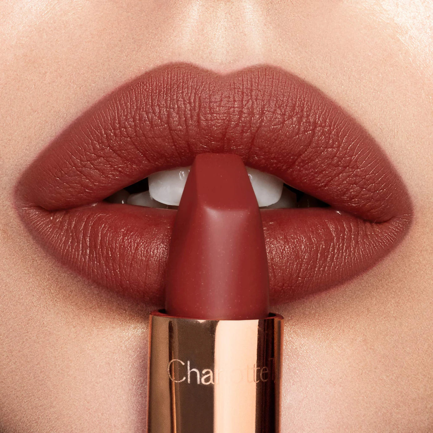 Matte Revolution Hydrating Lipstick (Labial en Barra Mate)