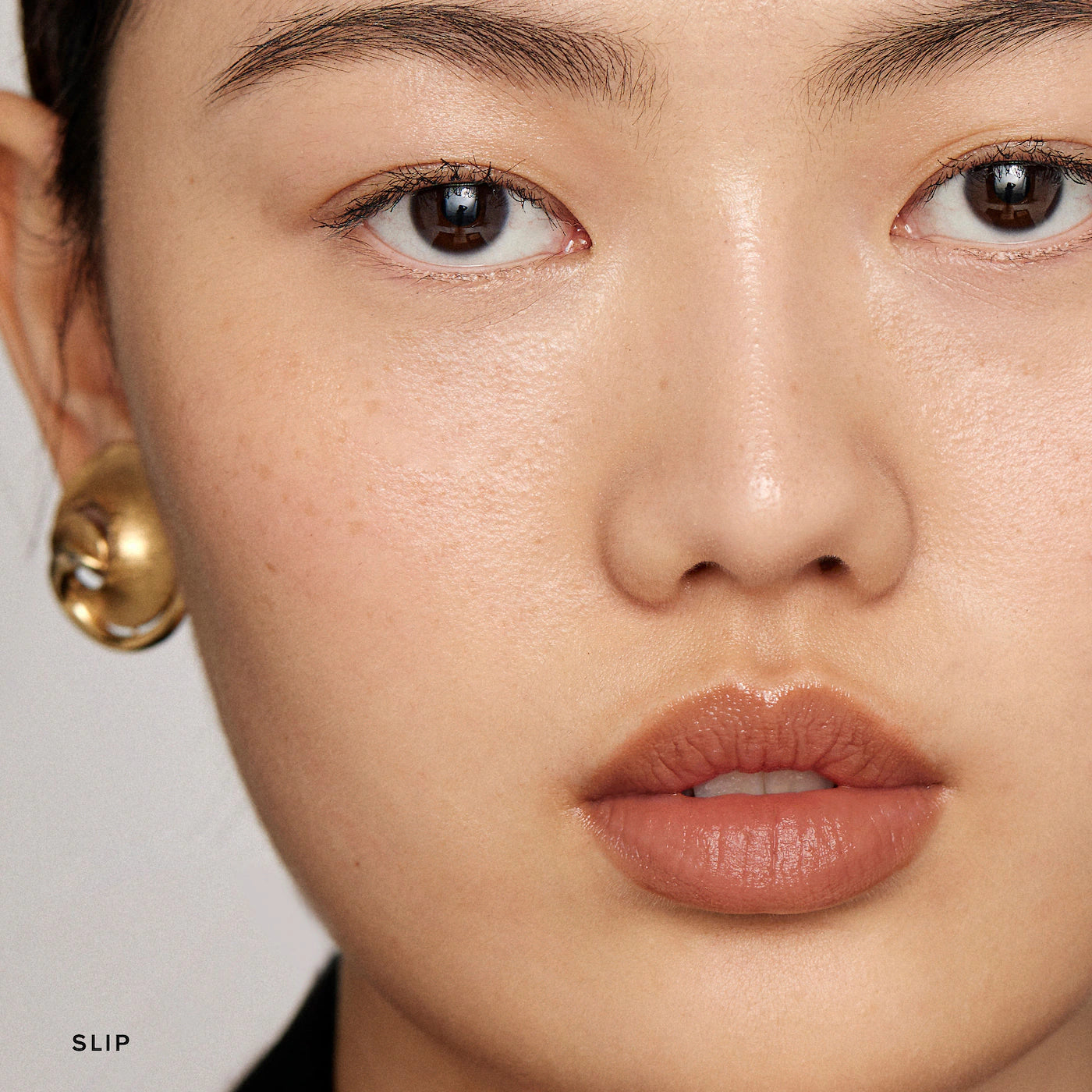 Signature Lip Lightweight Satin Lipstick (Labial En Barra)