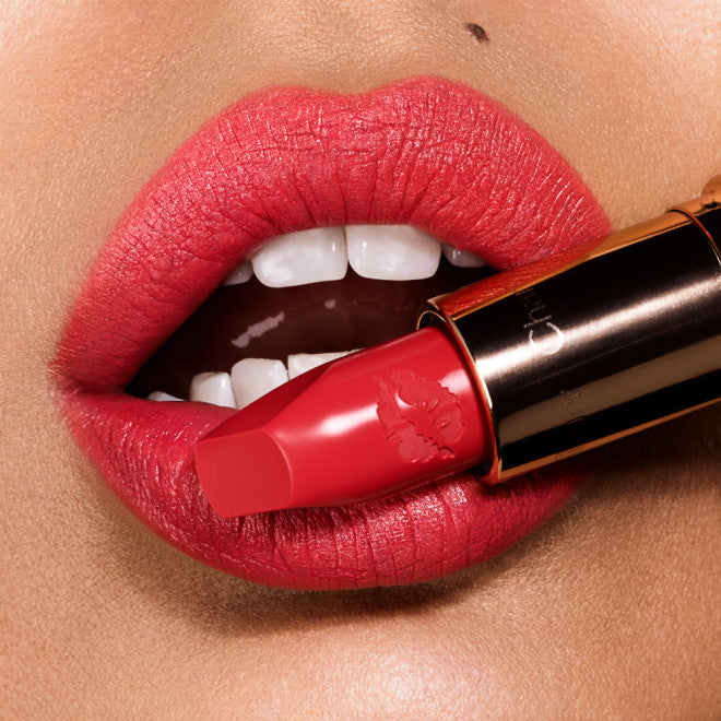 Hot Lips Lipstick (Labial en Barra Mate)