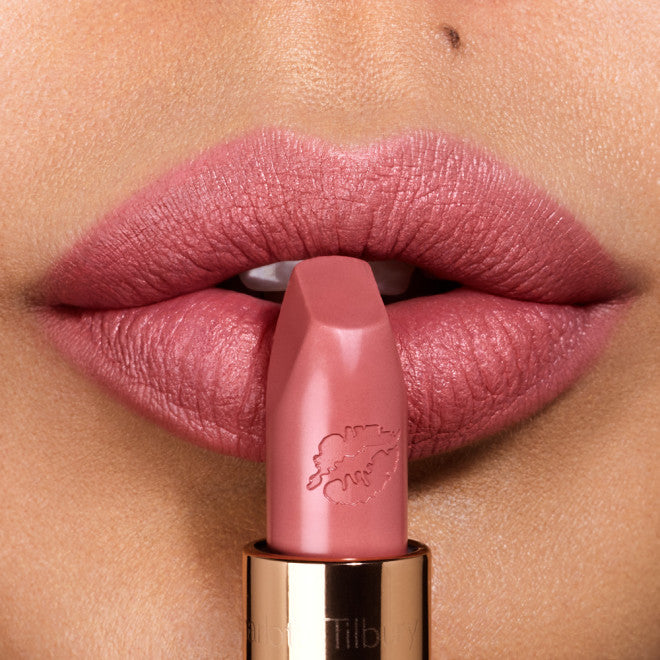 Hot Lips Lipstick (Labial en Barra Mate)