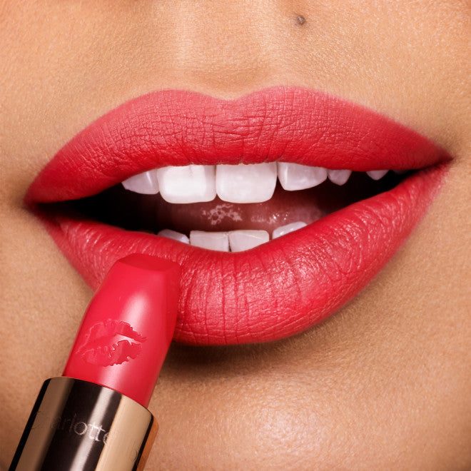 Hot Lips Lipstick (Labial en Barra Mate)