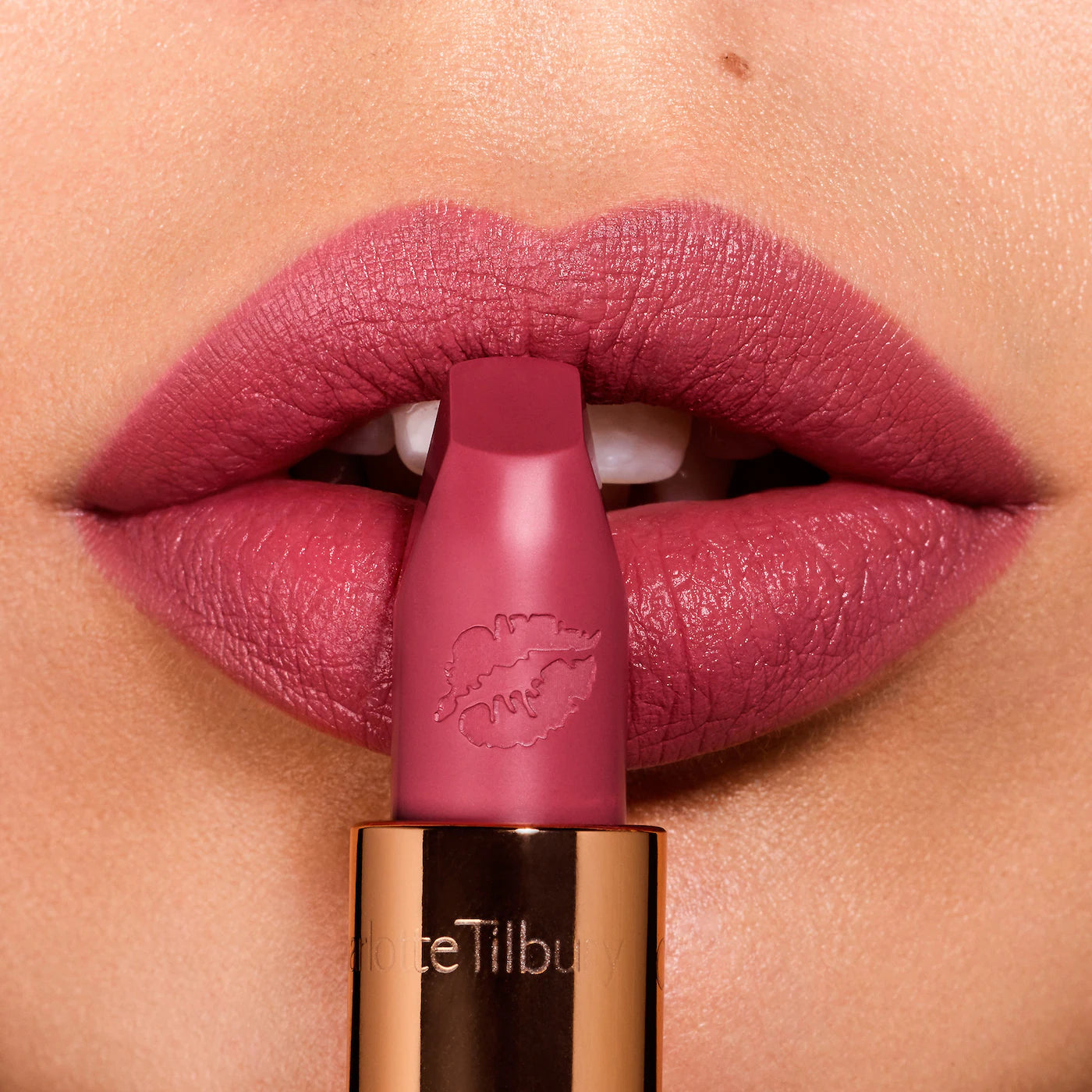 Hot Lips Lipstick (Labial en Barra Mate)